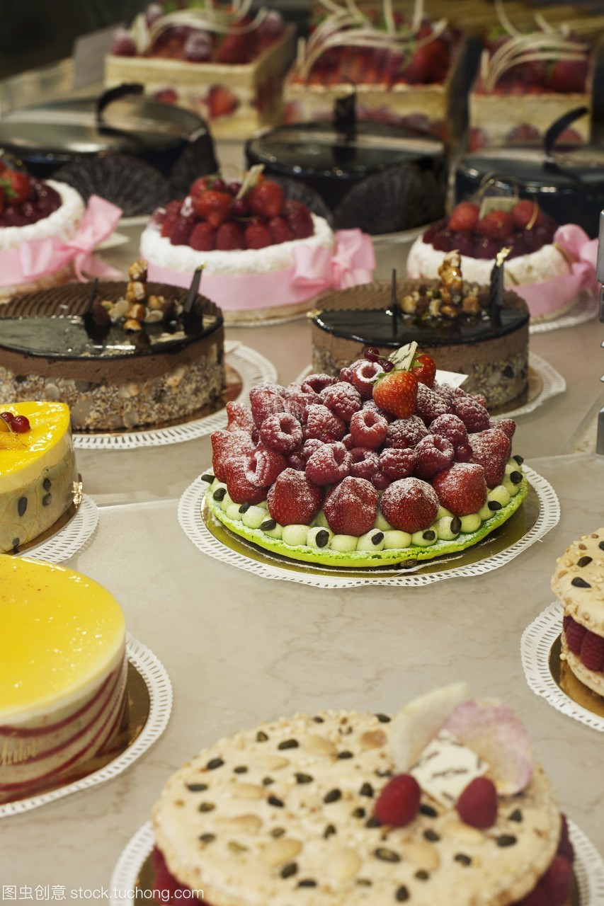 在糕点店橱窗陈列的装饰蛋糕;法国巴黎